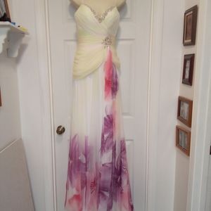 🆕  McDuggal Gown🌸 (size 6) 💐will take the most stunning  pictures!